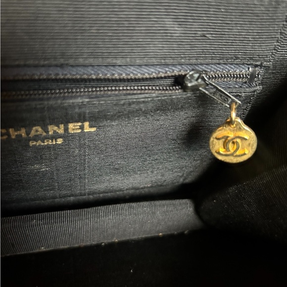 Chanel Black Shoulder Bag with Gold Chain - Picture 3 of 14